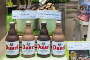 Bière Belge Duvel en chocolat dans une vitrine de Bruges, Belgique
