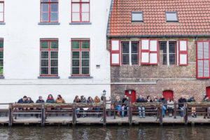 Touristes attendant pour embarquer, canaux de Bruges, Belgique