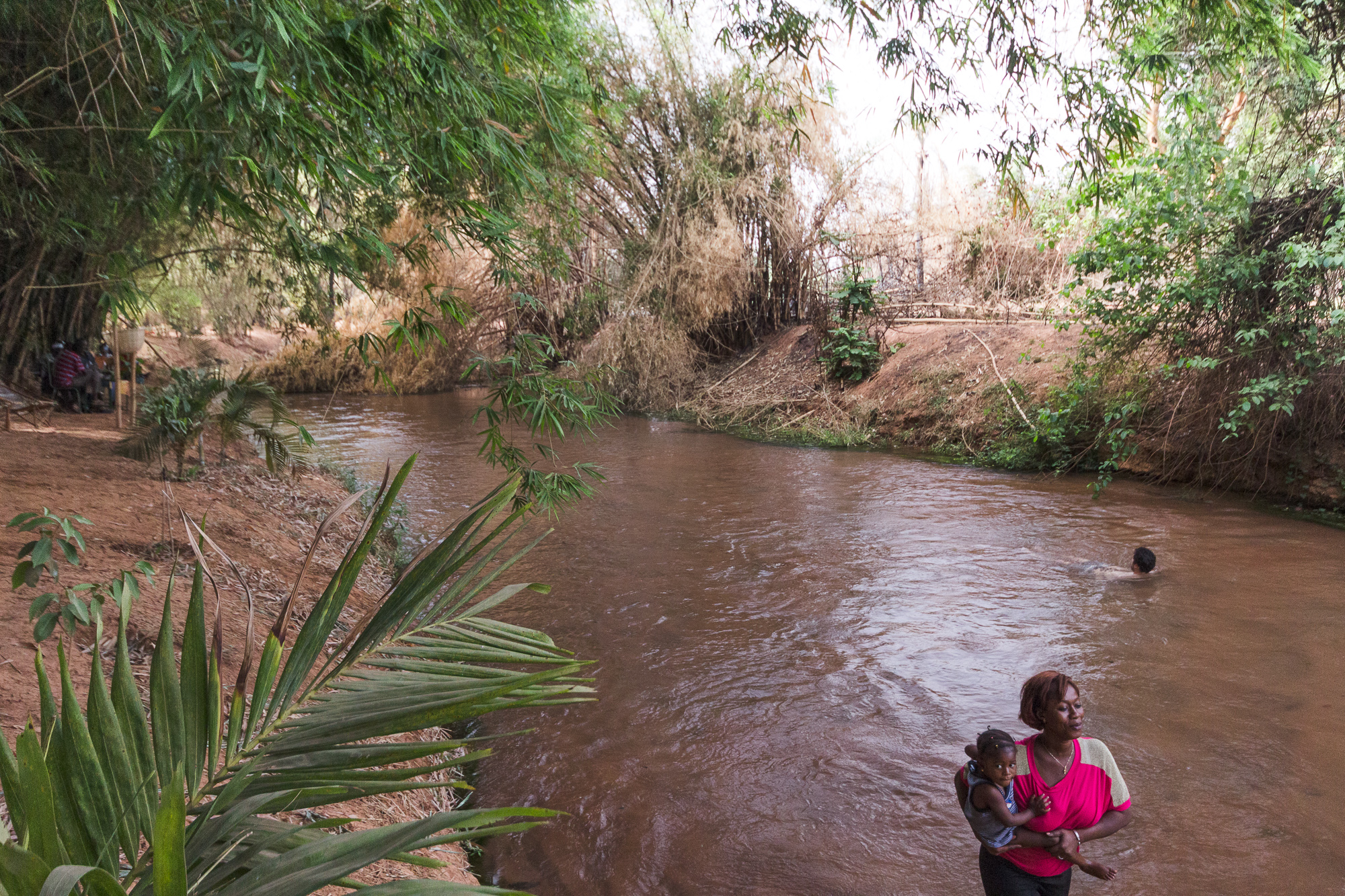 Baignade dans la rivière Kou sur le site de la Guinguette, Burkina Faso