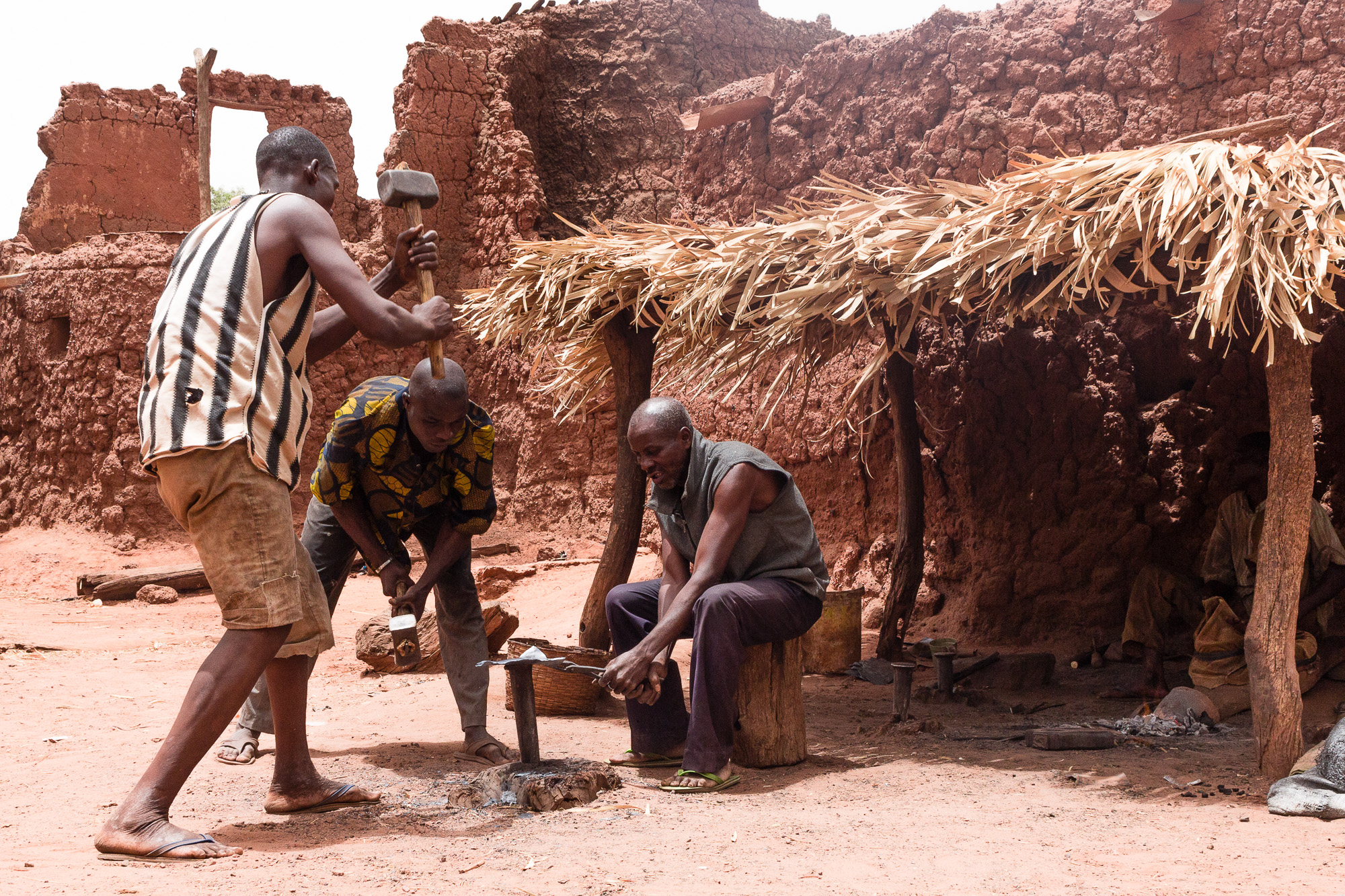 Forgerons dans le village traditionnel Bobo de Koumi, Burkina Faso