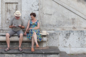 Petite pause sur un banc de pierre et lecture du guide, Rome, Italie