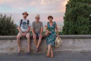 Photo de famille en haut de la colline du Janicule, coucher du soleil, Rome, Italie