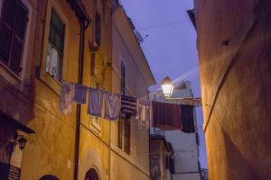 Linge séchant entre deux immeubles dans le quartier de Trastevere, la nuit, Rome, Italie
