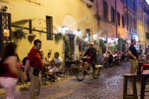 Terrasses animées du quartier de Trastevere la nuit, Rome, Italie