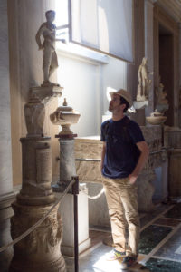 Contemplation d'une statue de la collection du musée du Vatican