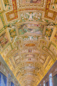 Voûte richement ornée et décorée de fresques d'une salle du musée du Vatican