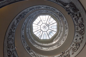 Vue en contre-plongée de l'escalier monumental de Bramante, escalier à double hélice, musée du Vatican