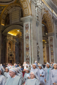 Procession de soeurs dans la nef de la Basilique Saint Pierre du Vatican