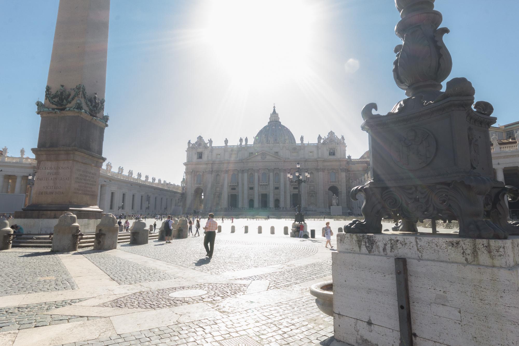 Soleil sur la place Saint Pierre devant la Basilique Saint Pierre du Vatican