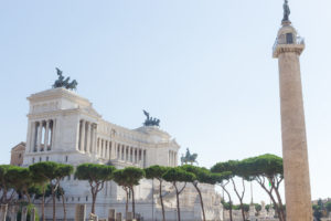 Colonne Trajane, pins parasol et monument à Victor-Emmanuel II, Rome, Italie
