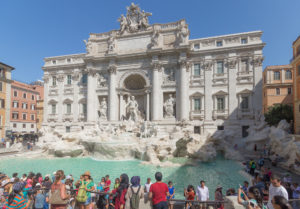 Fontaine de Trevi et foule de touristes, Rome, Italie
