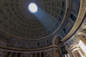 Lumière zénithale entrant dans le dôme du Panthéon, intérieur, Rome, Italie