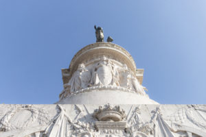 Monument à Victor-Emmanuel II, statue équestre sur son socle de marbre blanc, Rome, Italie