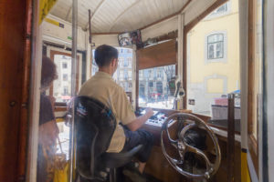 Dans la cabine du chauffeur des vieux tramways de la ligne 28, Lisbonne, Portugal