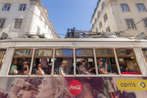 Passagers du tramway, Lisbonne, Portugal