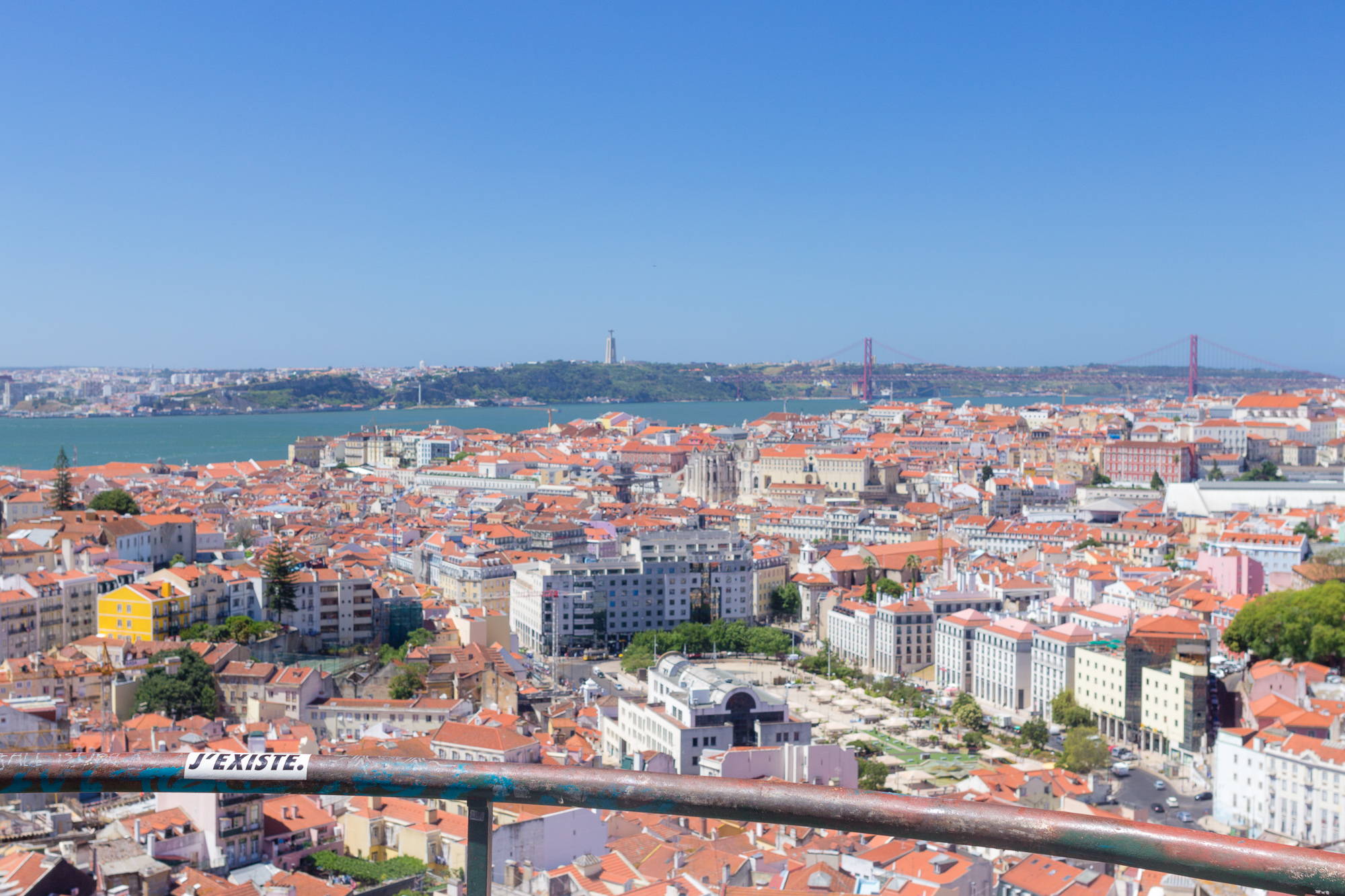 Vue sur Lisbonne et le Tage depuis le mirador Da Nossa Senhora Do Monte, Graça, Lisbonne, Portugal