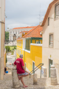 Habitant de Lisbonne avec t-shirt Portugal regardant vers le palais de Sao Bento