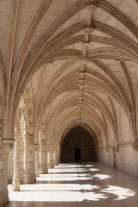 Jeu d'ombre sous les arches du cloître du monastères des Hiéronymites, Belém, Lisbonne, Portugal
