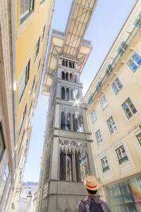 contre-plongée et rayon de soleil elevator Santa Justa, architecture, Lisbonne, Portugal