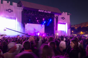 Concert, foule et lumière violette sur la grande scène du festival Nos Alive, Lisbonne, Portugal