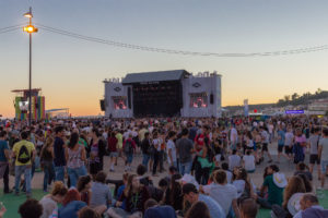 Grande scène et foule des festivaliers au coucher du soleil, festival Nos Alive, Lisbonne, Portugal