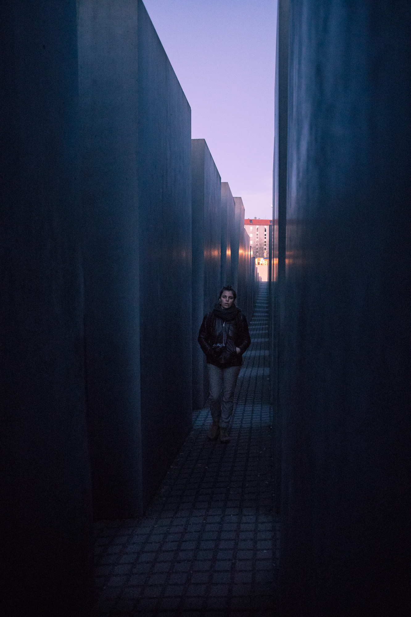 Un passant entre les stèles du mémorial juif à Berlin