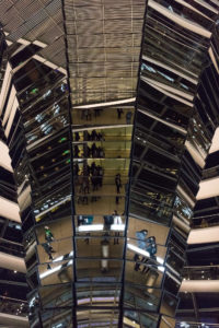 Jeu de miroir dans la coupole du Reichstag