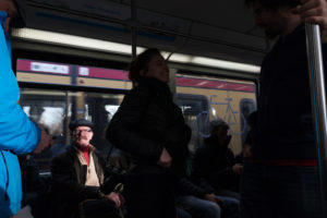 Passagers entre ombre et lumière dans le S-Bahn de Berlin