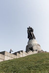 Enfant montant les marches vers la statue du Mémorial Soviétique du Treptower Park.