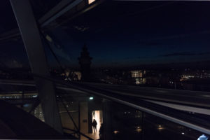Vue sur Berlin de nuit depuis la coupole du Reichstag, Berlin