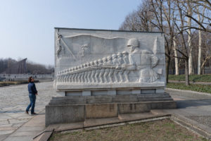 Passant devant un des sarcophages du Mémorial Soviétique de treptower Park.