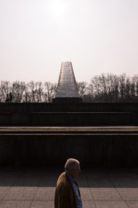 Passant dans une lumière crépusculaire au Mémorial Soviétique de Treptower Park