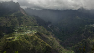 Montagnes et villages dans lecirque de Mafate depuis l'Entre-Deux, La Reunion