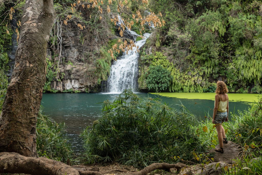 Femme devant le bassin et la cascade des Cormorans à La Réunion