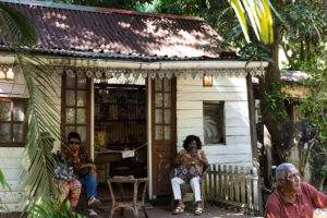 Femmes créoles devant une case