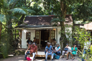 Groupe de créoles devant une case du village des Engagés malgaches, Vieux Domaine, Réunion