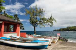 barques de pêcheurs et bâtiment rouge vif, anse des cascades, la réunion