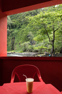 Smoothie sur table rouge et vue sur végétation, anse des cascades, la réunion