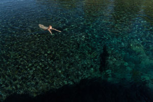 Nageuse dans l'eau transparente de bassin bleu, sainte anne, la reunion