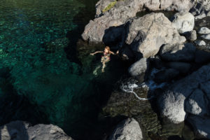 Rochers et nageuse à bassin bleu, sainte anne, la réunion