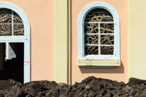 détail lave et architecture colorée notre dame des laves, piton sainte rose, la réunion