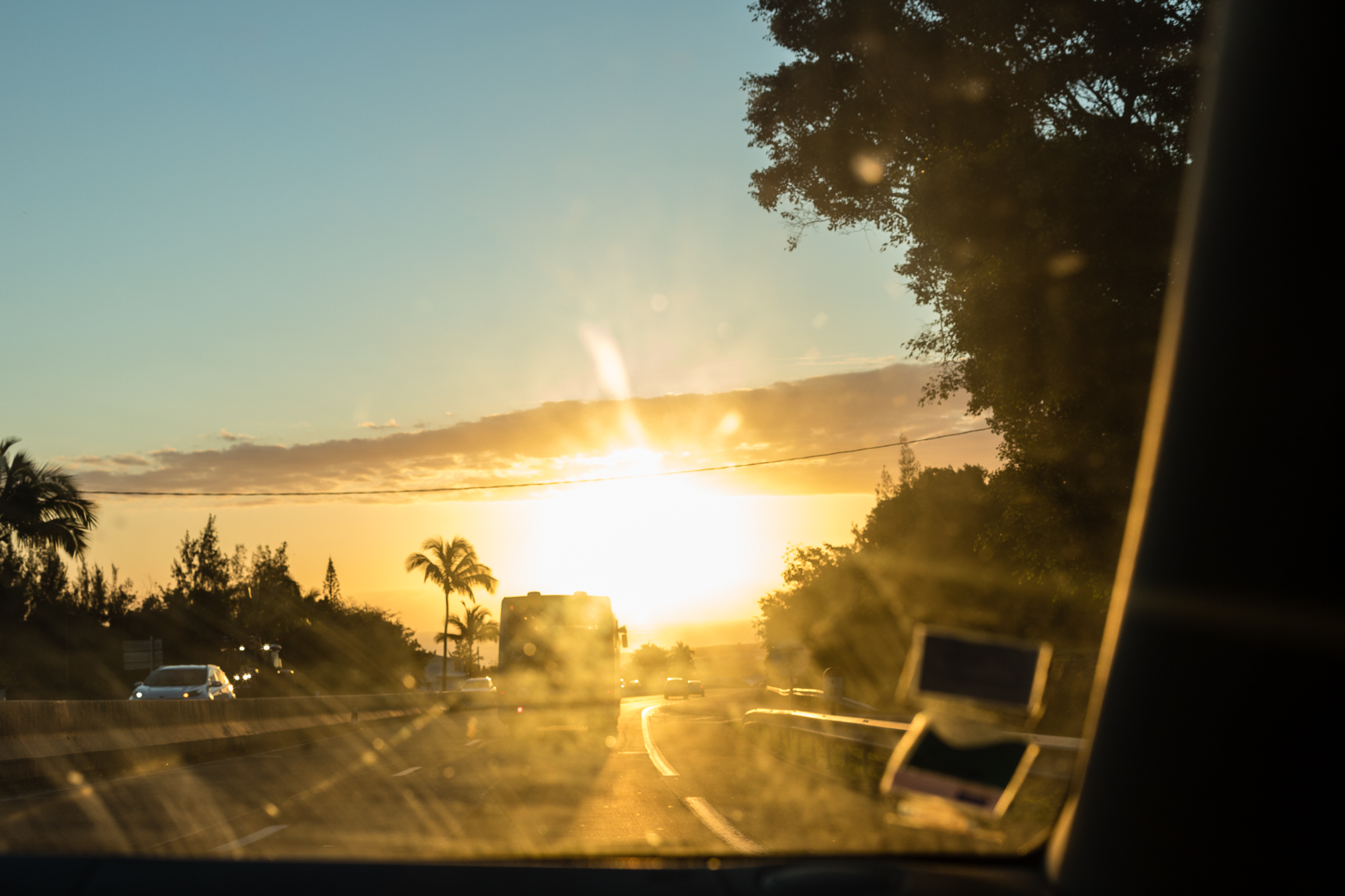 route de saint pierre vue depuis la voiture au coucher du soleil, la réunion