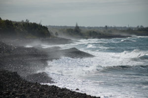 vague, brume et plage noire, Sainte Anne, la réunion