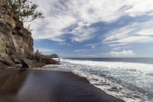 plage de sable noir, sud est réunion