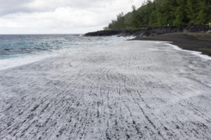 ressac sur plage sable noir, sud sauvage, la réunion