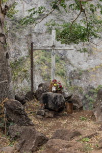 Croix et bouquets de fleurs, ilet des Orangers, Mafate, la reunion