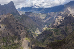 Antre de Mafate, point de vue sur montagnes, pitons et ilets du cirque de Mafate, la reunion