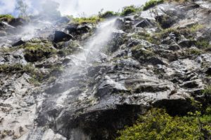 cascade sur falaise noire de Mafate, la reunion