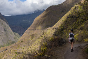 Randonneuse dans Mafate, au milieu des chocas, la reunion