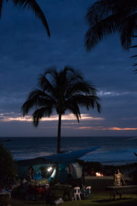 Tombée de la nuit sur les Réunionnais s'installant pour le barbecue, Grande Anse, La Réunion